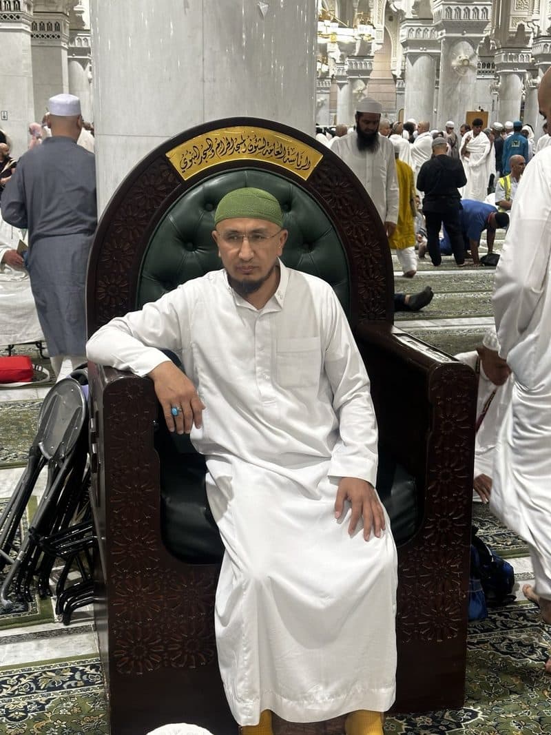 Dr. Imom Muhammadkhon Ubaydulloh seated in Masjid al-Haram