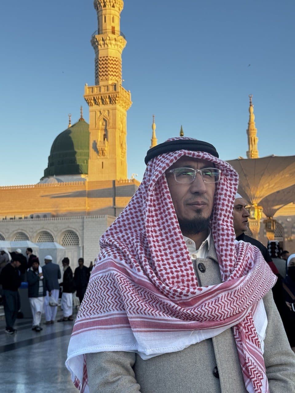 Dr. Imom Muhammadkhon Ubaydulloh in front of the Prophet's Mosque in Madinah